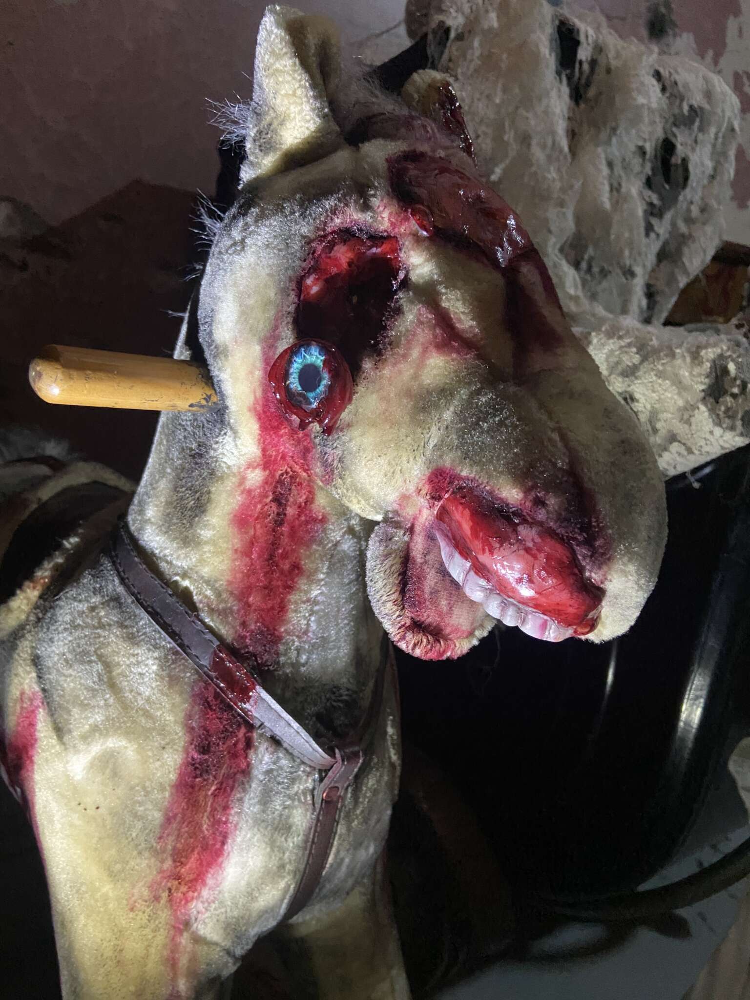Décor horrifique avec cheval mutilé dans l'escape game Haunted House