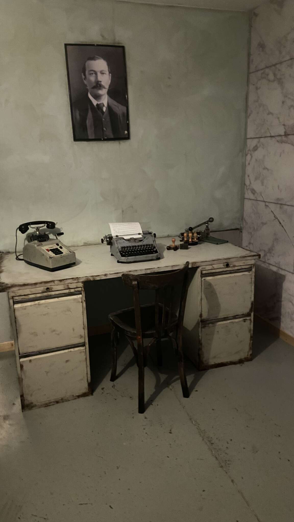 Machine à écrire et téléphone d’époque dans l’escape game The Bank près d’Annecy