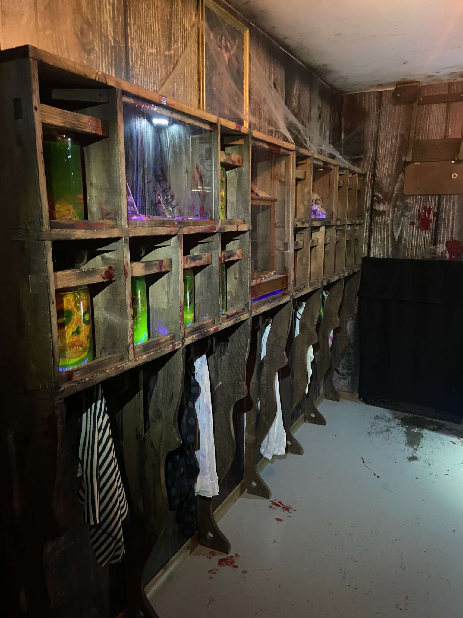 Étagères avec fioles et objets mystérieux dans Haunted House