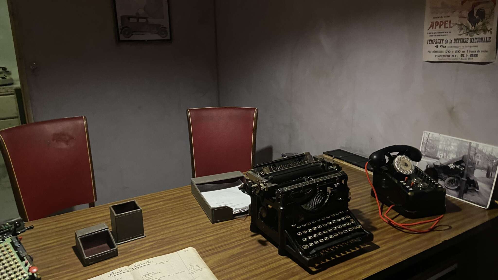 Machine à écrire et téléphone dans l’ancienne banque des années 1950 de The Bank