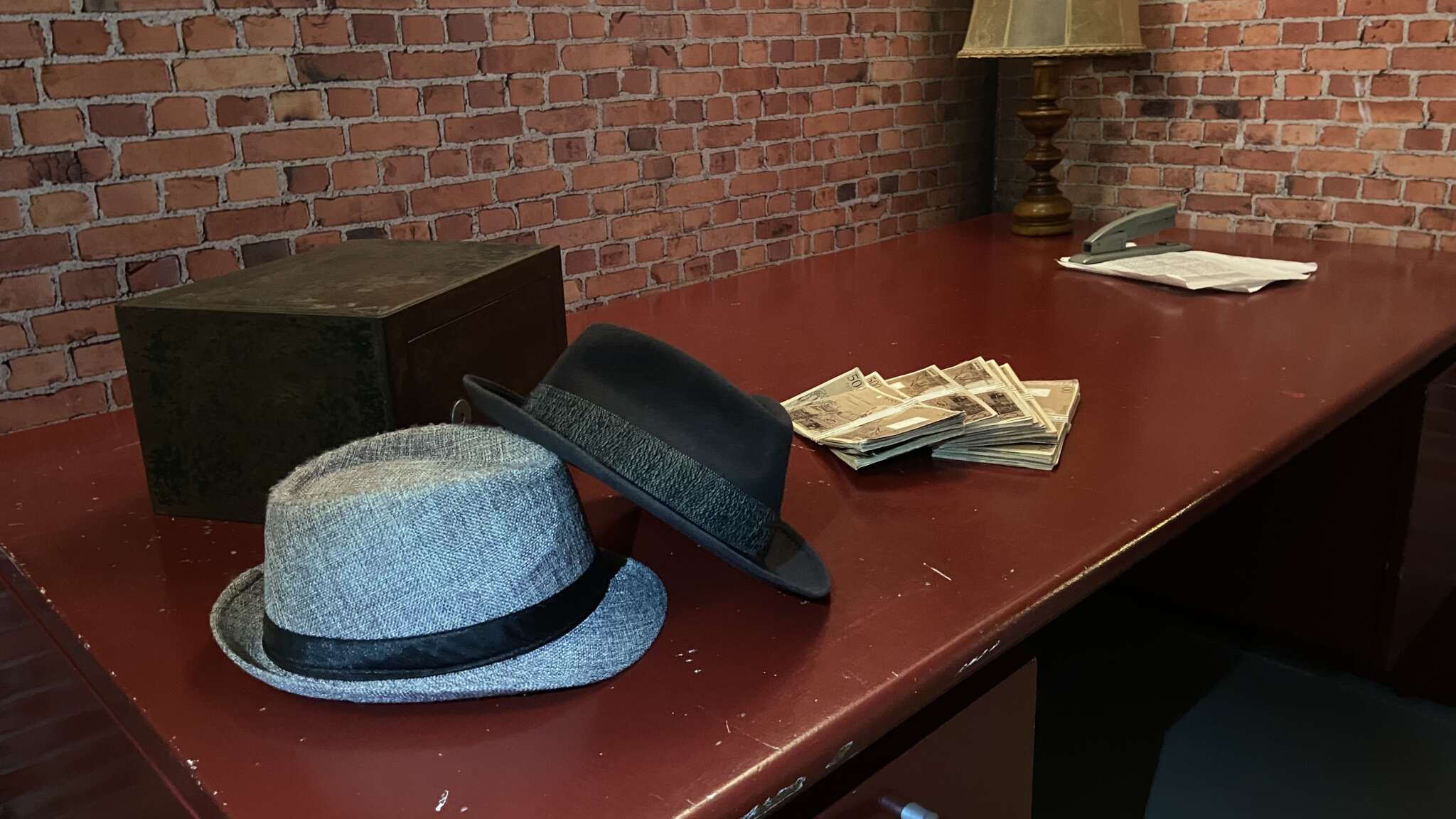 Décor de braquage avec billets dans l’escape game The Bank près d’Annecy