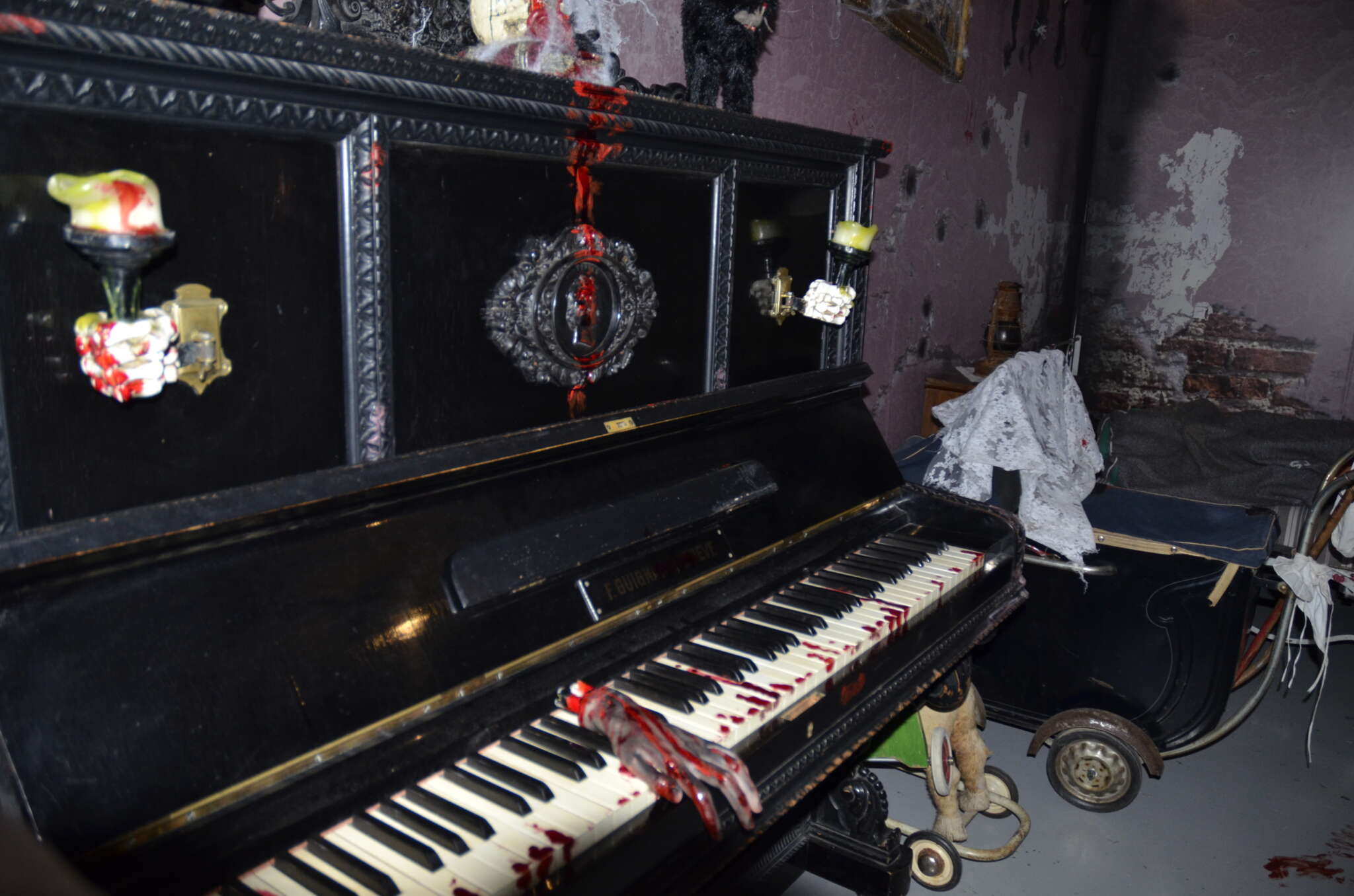 Piano ancien dans la maison hantée de l'escape game Haunted House