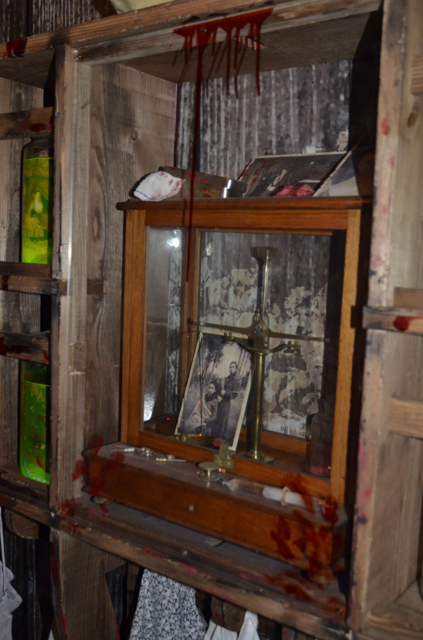 Objet ancien et photographie dans l'escape game horreur Haunted House près d'Annecy