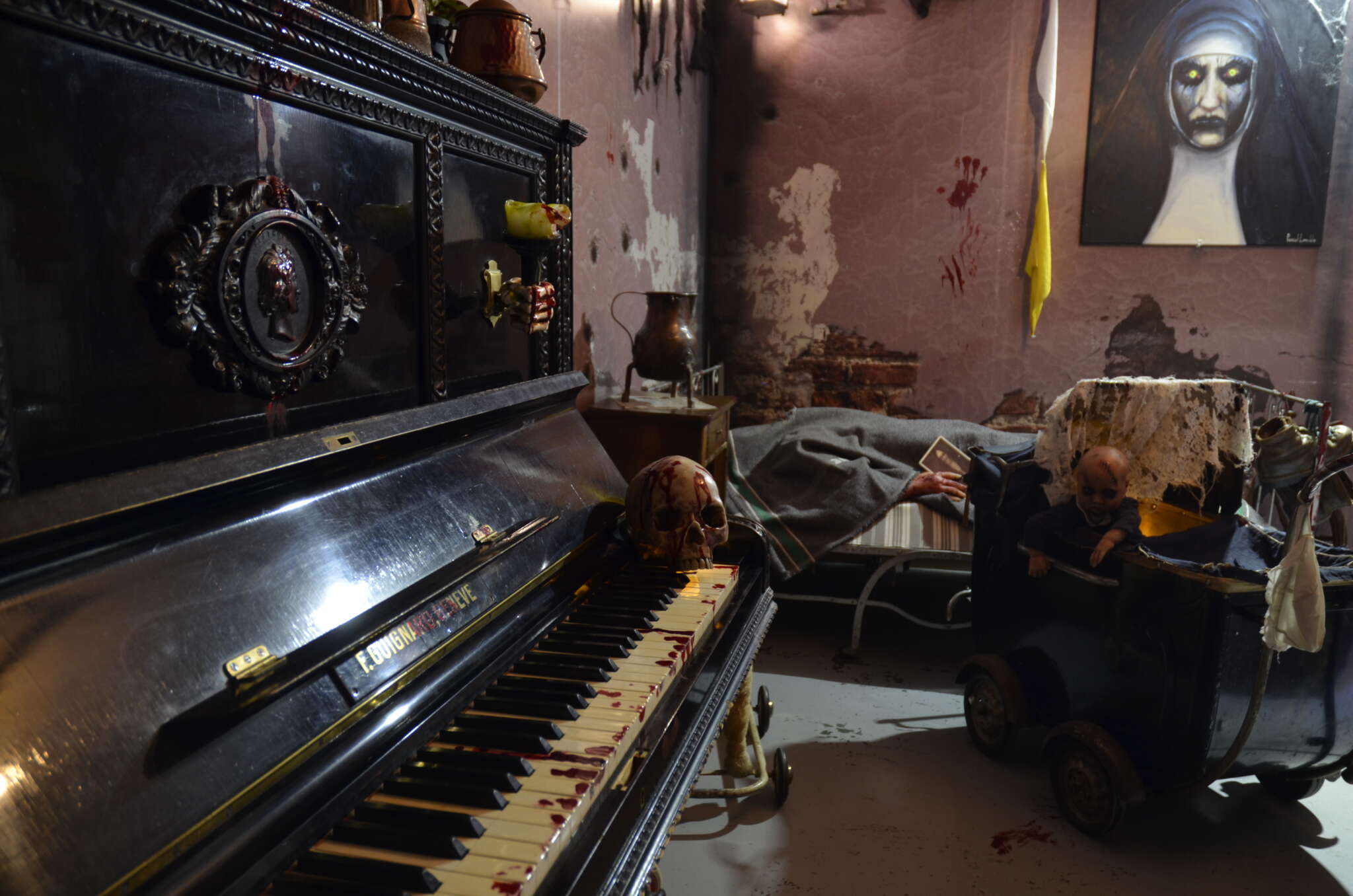 Piano et chambre inquiétante dans l'escape game horreur Haunted House