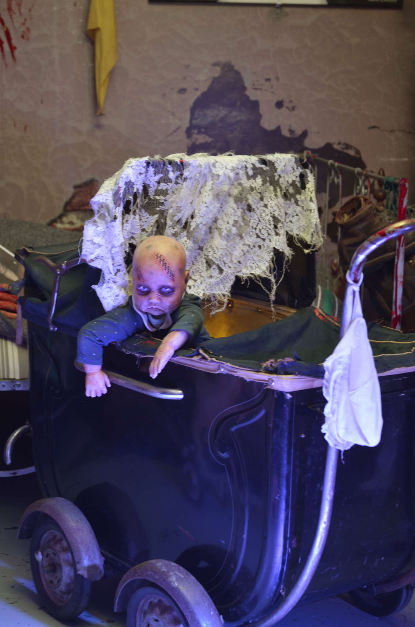 Poupée inquiétante dans le décor de la maison hantée Haunted House