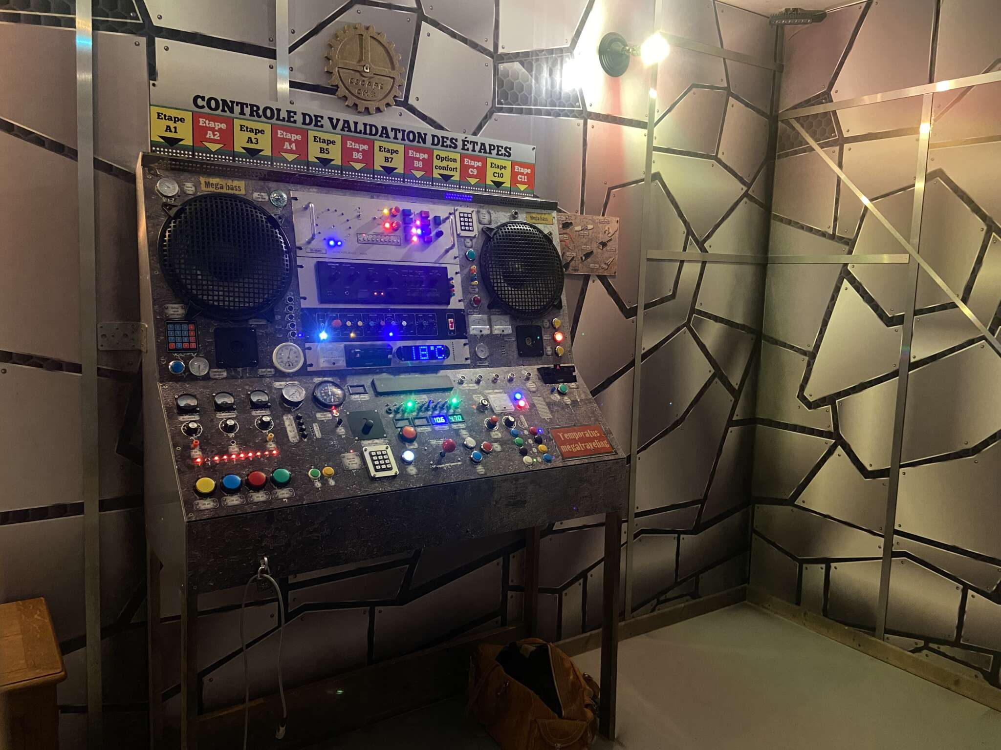 Panneau de commande et énigmes de manipulation dans l’escape game Travel Time à Annecy