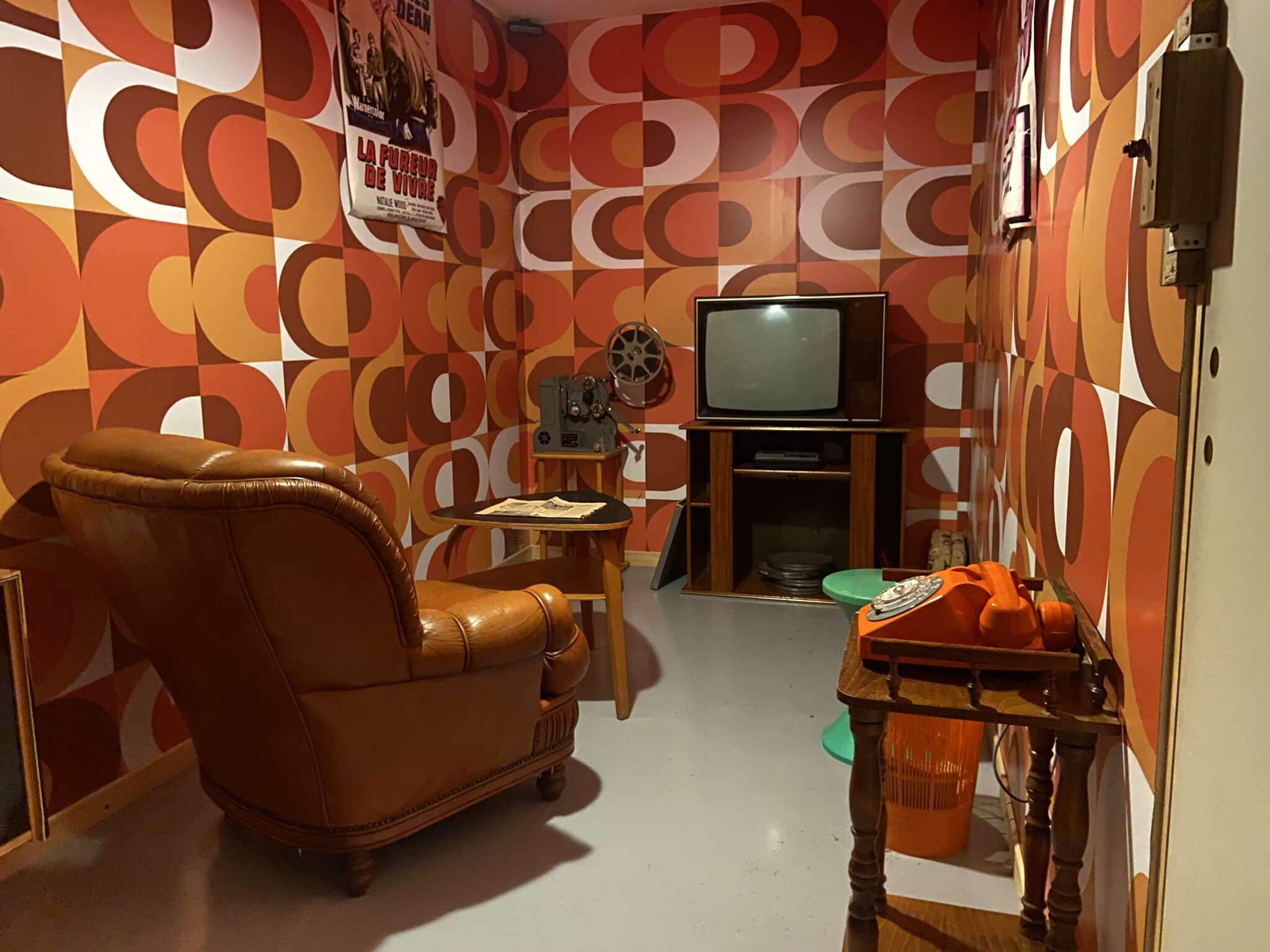 Salle rétro de Travel Time, escape game voyage dans le temps à Annecy