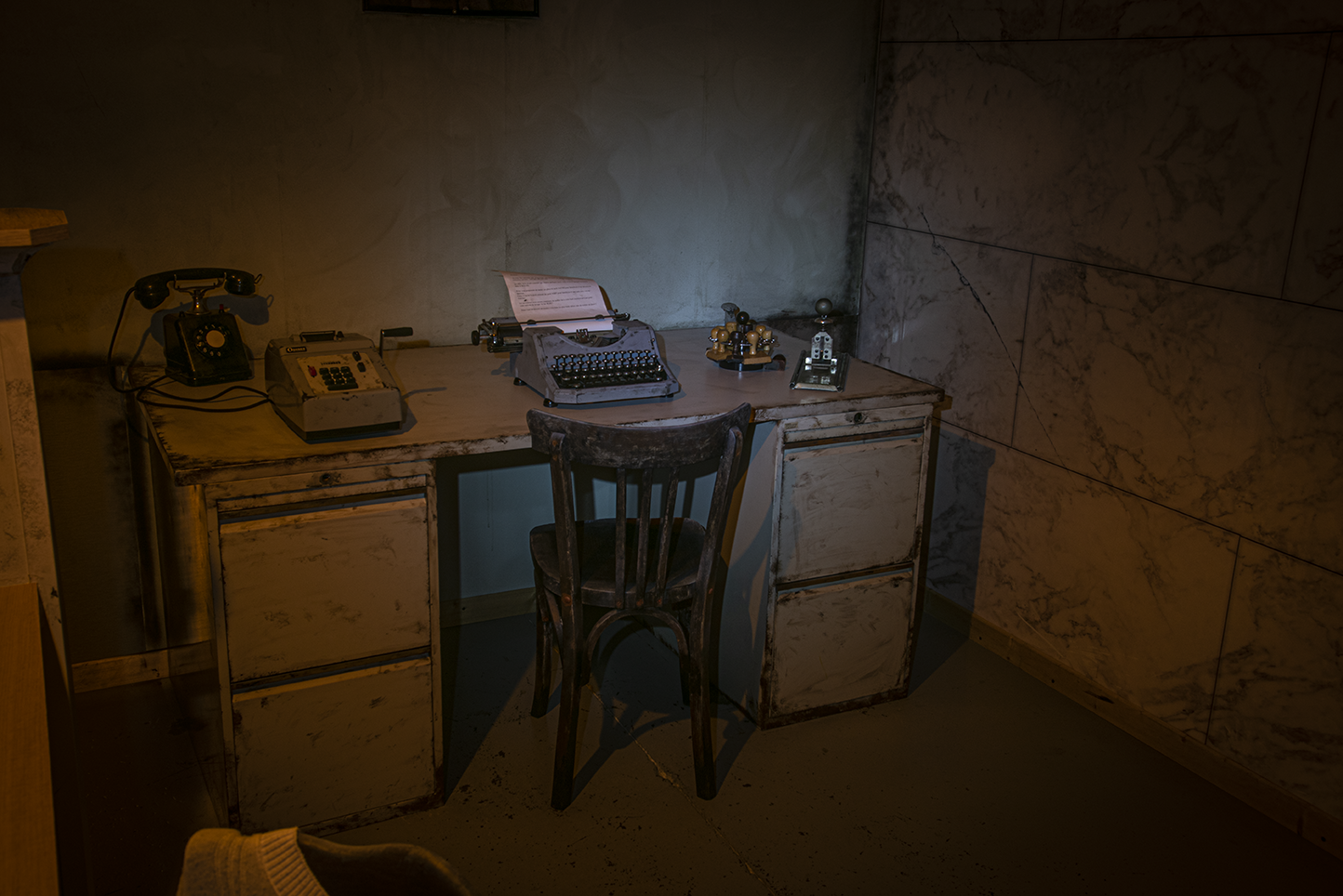 Bureau ancien et accessoires de banque dans l’escape game The Bank près d’Annecy