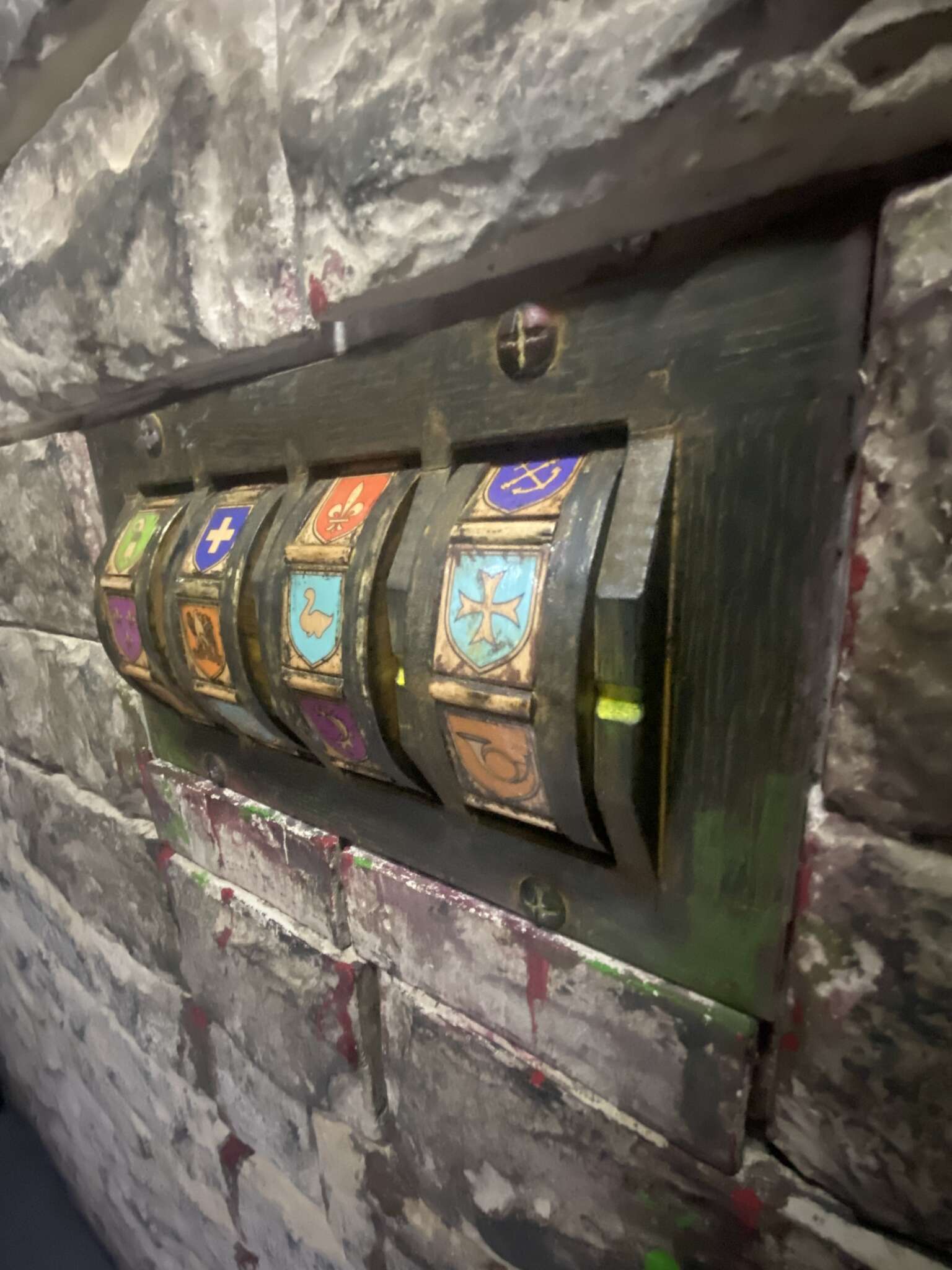 Mécanisme à symboles du Château Noir dans un escape game médiéval près d’Annecy